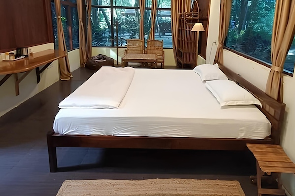 Escritorio, wifi gratis y ropa de cama
