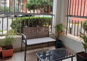 Property grounds - Modern Nairobi Retreat: Terrace, Parking, WiFi! Near Key Attractions (Nairobi)