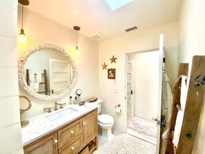 Secadora de cabello, bidet, toallas, jabón