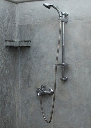 Suite Supérieure | Salle de bain | Douche, chaussons, serviettes fournies, savon