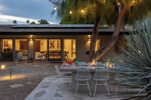 Outdoor dining - Brentwood Pool House - Tahquitz Creek Golf Resort (Palm Springs)