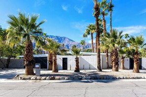 Property grounds - Splash of Ink - Palm Springs (Palm Springs)