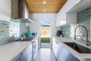 Fridge, microwave, oven, stovetop - Splash of Ink - Palm Springs (Palm Springs)