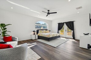 6 habitaciones, tabla de planchar con plancha y cuna de viaje