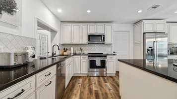 冰箱、微波炉、烤箱、炉灶