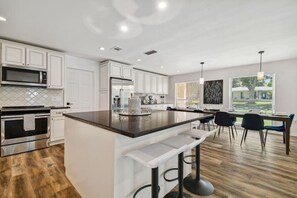 冷蔵庫、電子レンジ、オーブン、コンロ