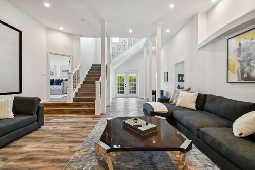 Clearwater Villa 6 BR, Heated Pool,  Mini Golf,  4K Projector Lounge Theatre