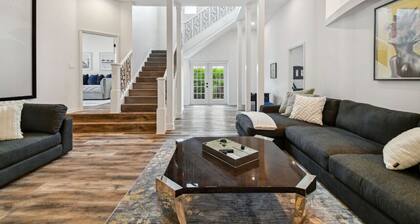 Clearwater Villa 6 BR, Heated Pool, Mini Golf, 4K Projector Lounge Theatre