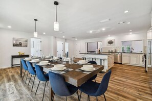 Dining - Clearwater Villa 6 BR, Heated Pool,  Mini Golf,  4K Projector Lounge Theatre (Clearwater)