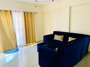 Familieleilighet | Oppholdsområde | En 24-tommers smart-TV med digitale kanaler