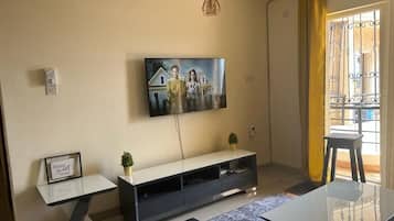 Appartement Confort | Coin séjour | TV connectée de 24 pouces avec chaînes numériques