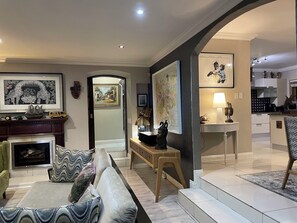 Smart TV, fireplace, ping pong, books