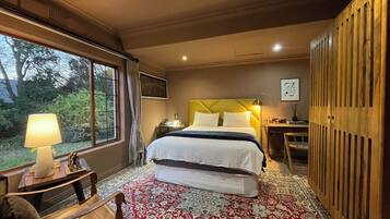 4 bedrooms, desk, iron/ironing board, WiFi