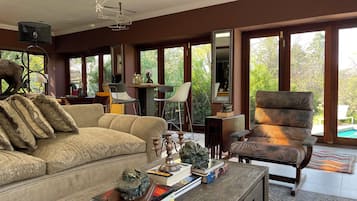 Smart TV, fireplace, ping pong, books