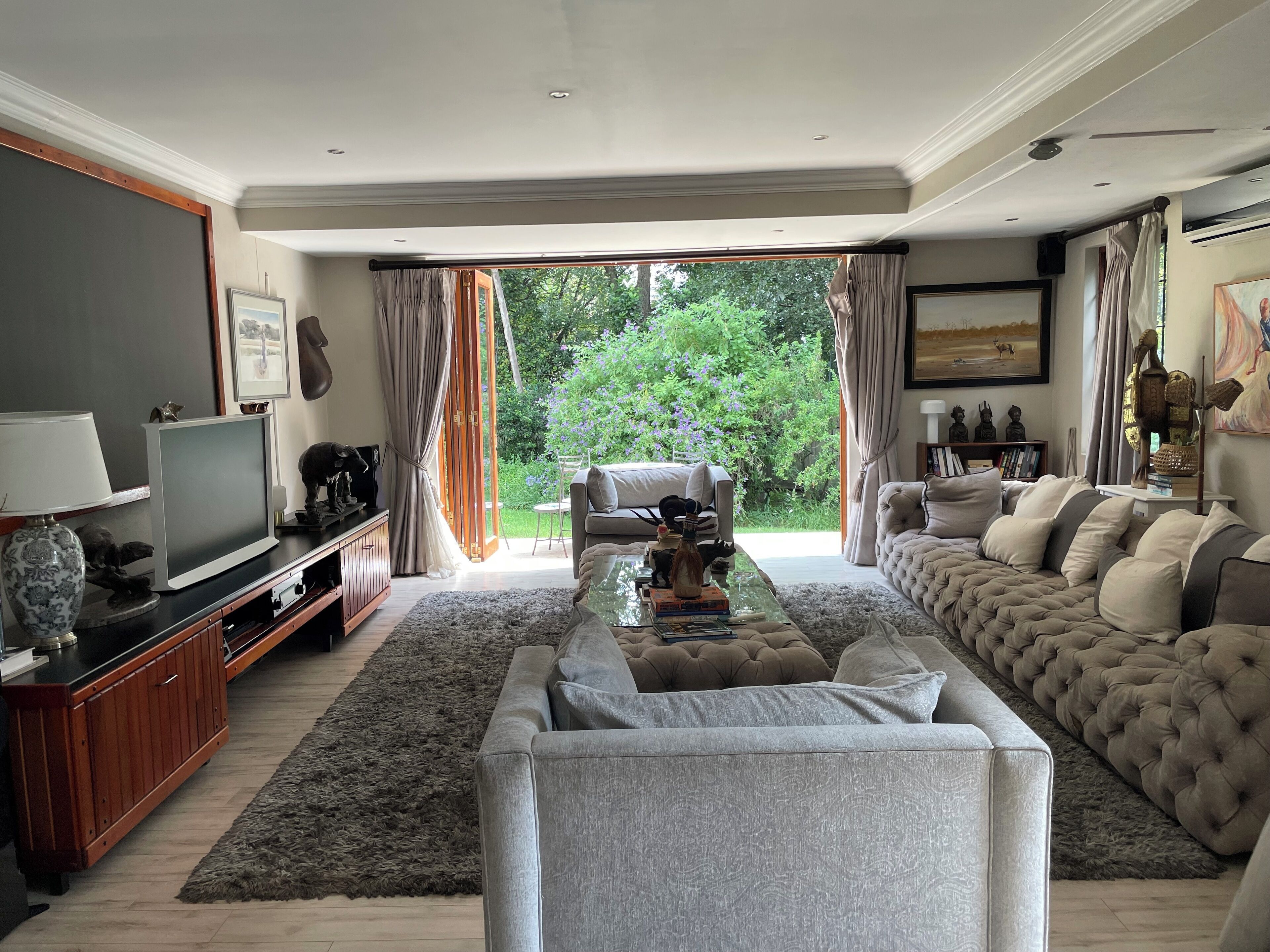 Smart TV, fireplace, ping pong, books