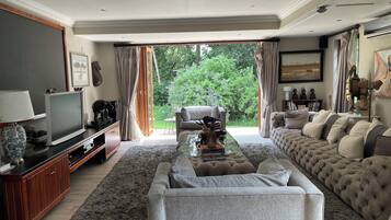 Smart TV, fireplace, ping pong, books