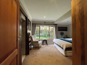 4 bedrooms, desk, iron/ironing board, WiFi
