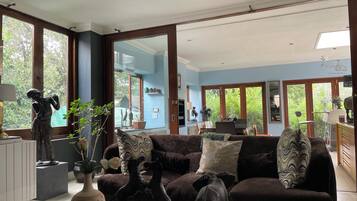 Smart TV, fireplace, ping pong, books