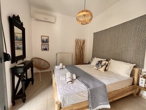 1 bedroom, WiFi, bed sheets - Urban Red “A touch of red, a glimpse of fire.”
(Rethymno)