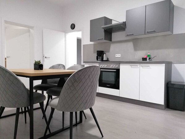 Fridge, oven, stovetop, coffee/tea maker