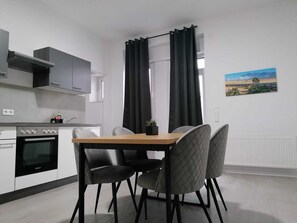 Fridge, oven, stovetop, coffee/tea maker