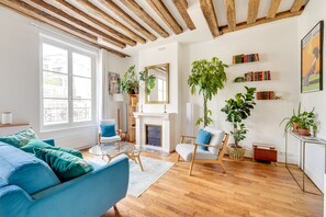 Books, stereo - in the heart of Paris, premium, with beautiful plants and A/C (Paris)
