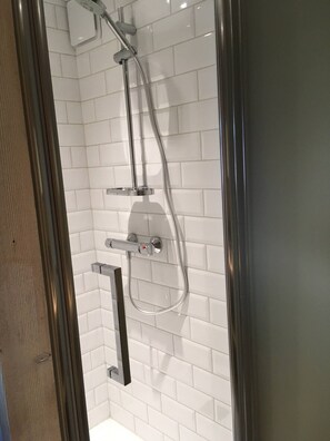 Douche, sèche-cheveux, serviettes fournies, papier toilette