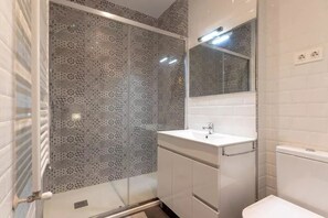 Regadera, amenidades de baño gratuitas, secadora de cabello, toallas