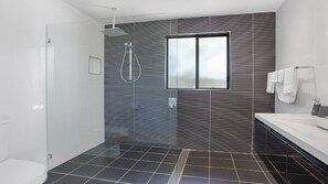 Douche, sĂšche-cheveux, serviettes fournies