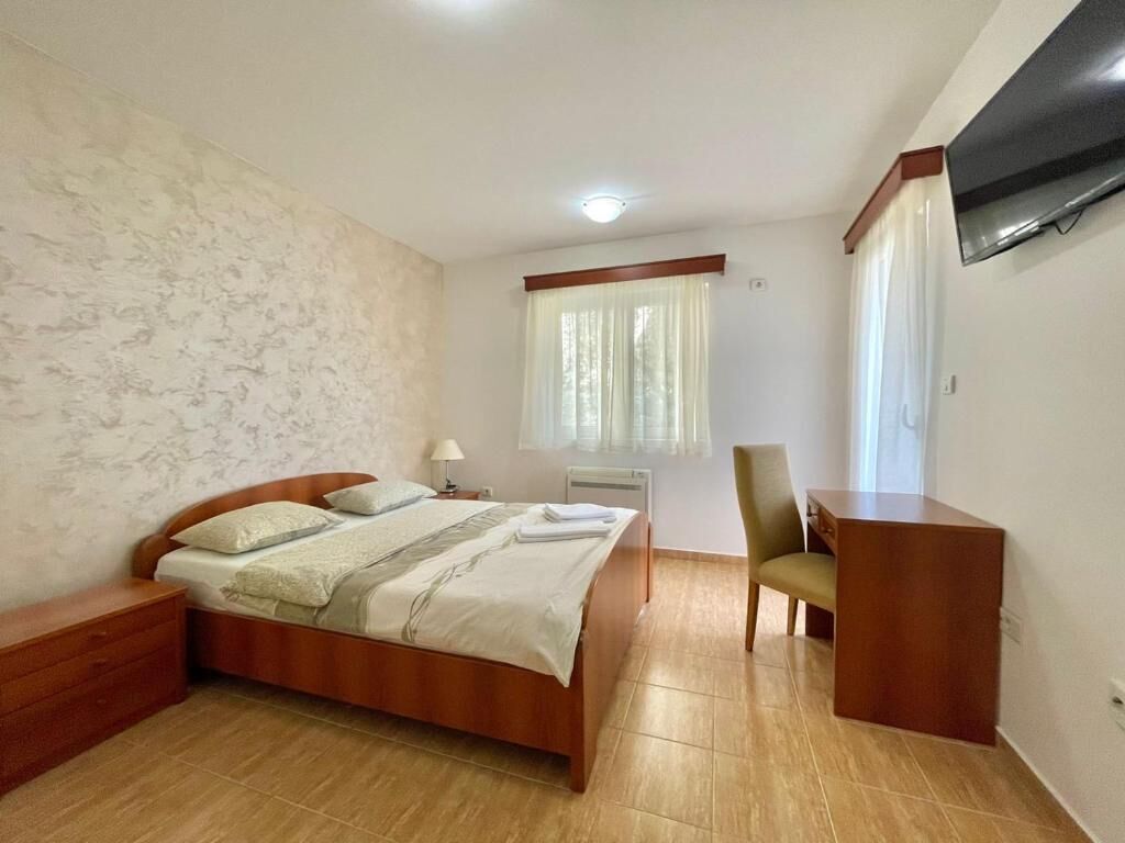 أغطية فراش متميزة ومكتب وتجهيزات عازلة للصوت وواي فاي مجانًا