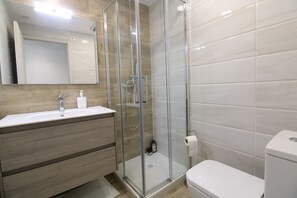 Douche, sèche-cheveux, serviettes fournies