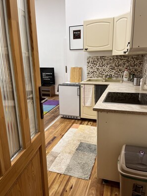 Herdplatte, Wasserkocher, Toaster, Kochgeschirr/Geschirr/Besteck