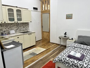 1 camera, una scrivania, Wi-Fi gratuito, lenzuola