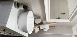 Een douche, een haardroger, een bidet, handdoeken
