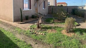 A two-story house with a small front yard, a visible staircase, and a paved driveway. - « Maison Magnolia » Près de la Gare (Chasse-sur-Rhône)