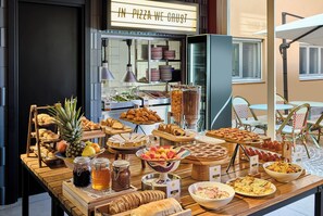 Daily buffet breakfast (EUR 12 per person) - Jo&Joe Roma (Rome)
