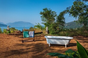 Garden - CosmicStays Kokiraj Lakehouse - Waterfront Retreat (Paud)