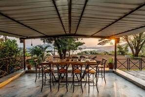 Outdoor dining - CosmicStays Kokiraj Lakehouse - Waterfront Retreat (Paud)