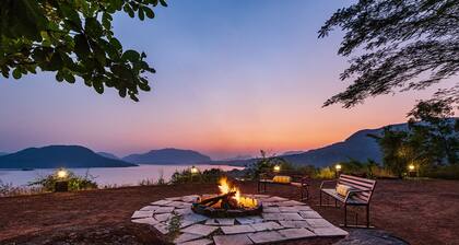 CosmicStays Kokiraj Lakehouse - Waterfront Retreat