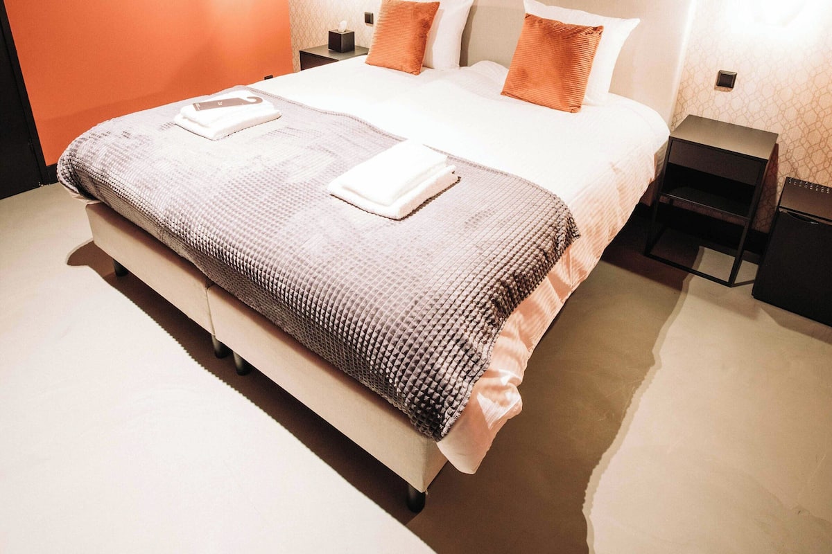 Habitación económica doble | Minibar, caja fuerte, wifi gratis y ropa de cama