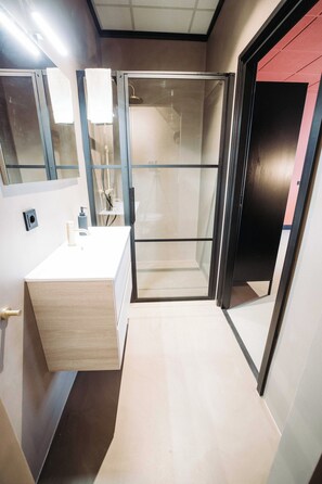 Comfort Triple Room | Bathroom | Shower, hair dryer, towels, soap - Boutique Hotel Lupo (Vlissingen)