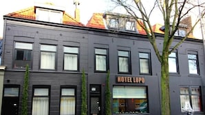 A building with a sign reading "HOTEL LUPO". - Boutique Hotel Lupo  (Vlissingen)