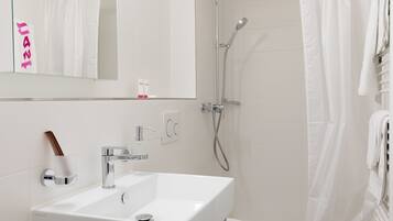 تجهيزات دش، دُش غزير، مجففات شعر، مناشف