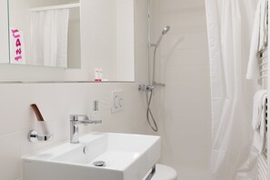 Douche, douche à « effet pluie », sèche-cheveux, serviettes fournies