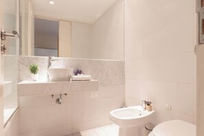 Dusj, hårføner og håndklær