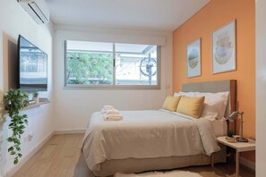 1 slaapkamer, een bureau, een strijkplank/strijkijzer, wifi