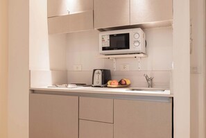 Mikrobølgeovn, kaffetrakter/tekoker, brødrister og kjøkkenutstyr