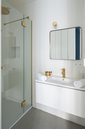 Douche, sèche-cheveux, serviettes fournies