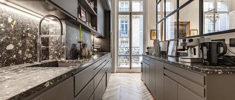 Een koelkast, een microgolfoven, een oven, een kookplaat