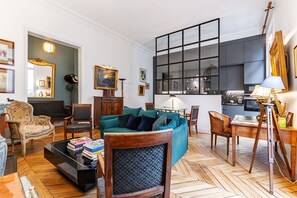 TV - Avenue Heights, by Veeve (Paris)